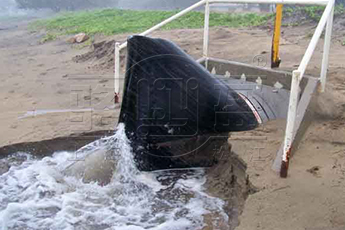 國外<a href=http://m.xbkjo.com/ target=_blank class=infotextkey><a href=http://m.xbkjo.com target=_blank class=infotextkey>鴨嘴閥</a></a>安裝現(xiàn)場圖